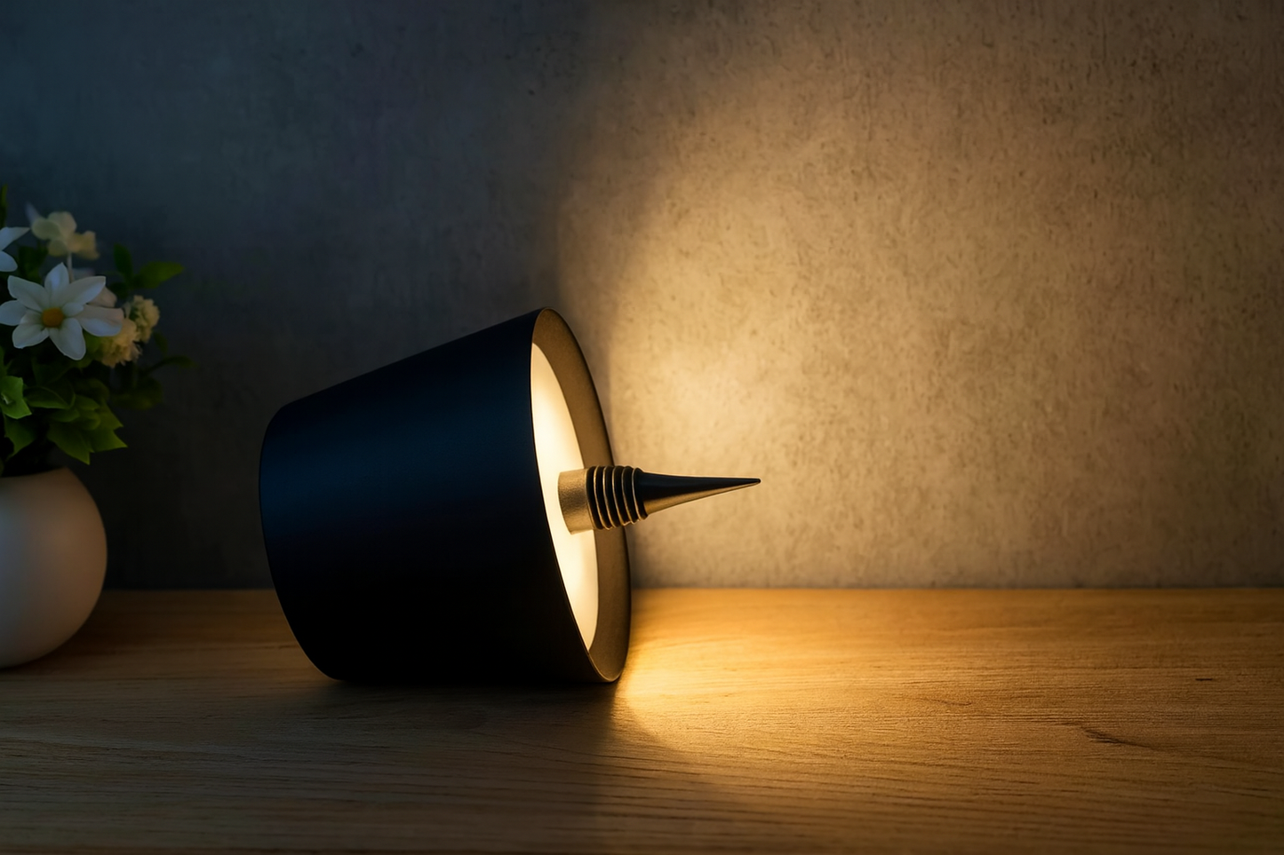 Lampe Pyramide Polyvalente – Éclat LED Moderne